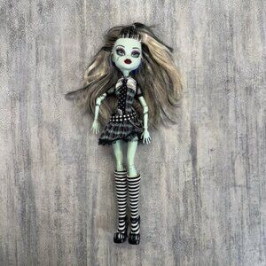 Monster High Wave 1 Frankie Stein Doll With Outfit Heels Belt Earrings 2008